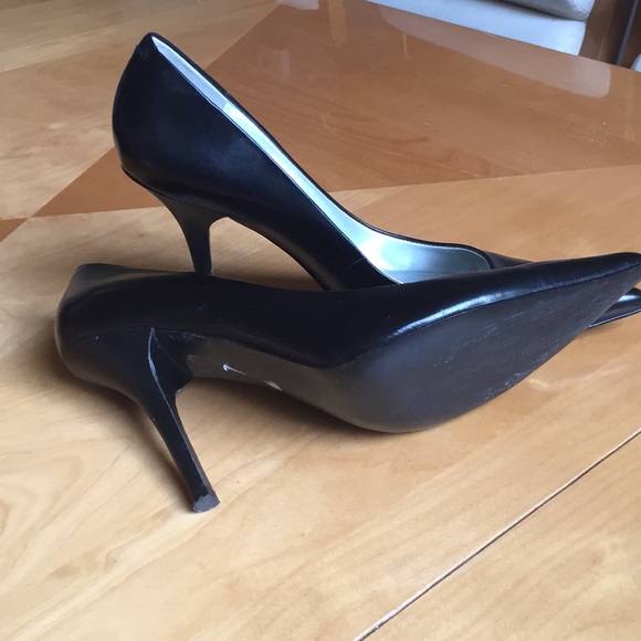 Guess - Picture 3 of 3